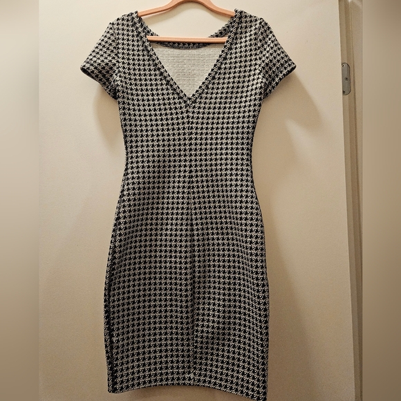 Dynamite Dress - Picture 2 of 2